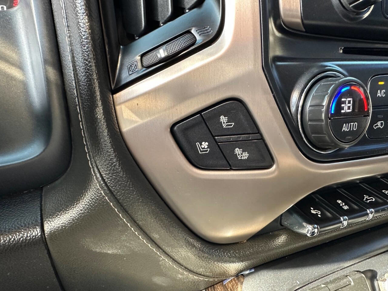 Used 2016 GMC Sierra 2500 Denali w/ Duramax Plus Package AWD/4WD image 32