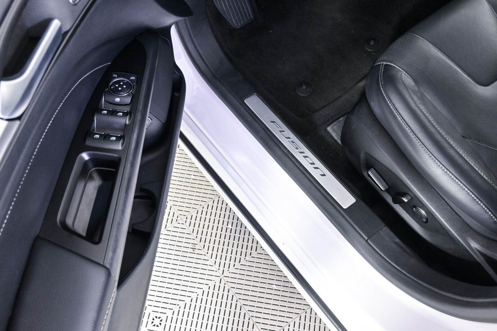 Used 2019 Ford Fusion Energi Titanium FWD image 7