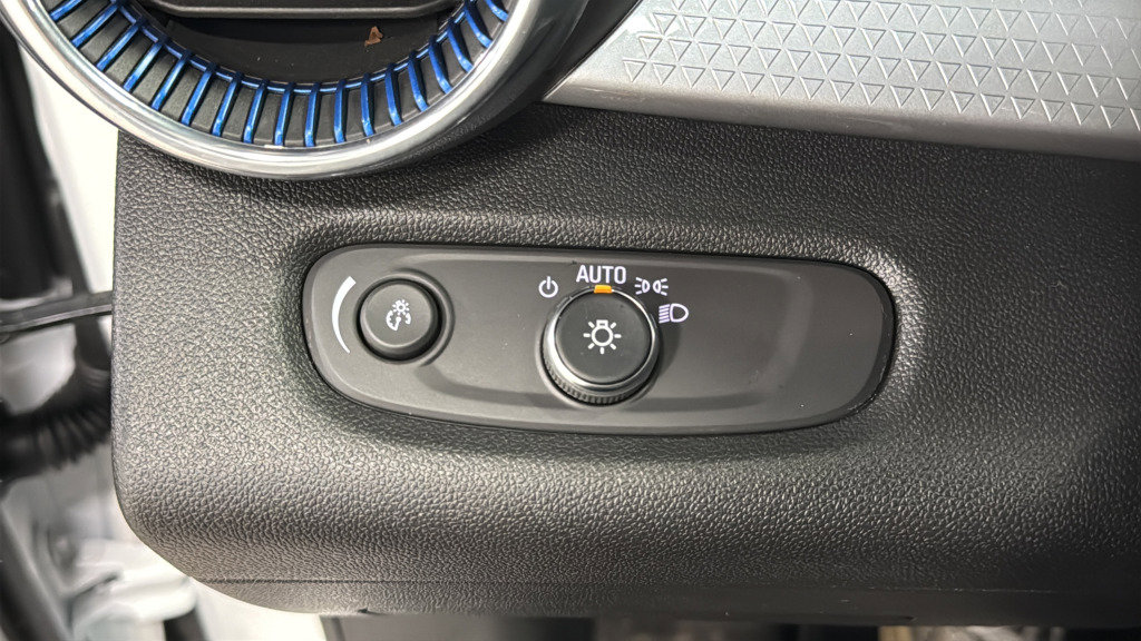 Used 2025 Chevrolet Trax LT w/ LT Convenience Package image 17