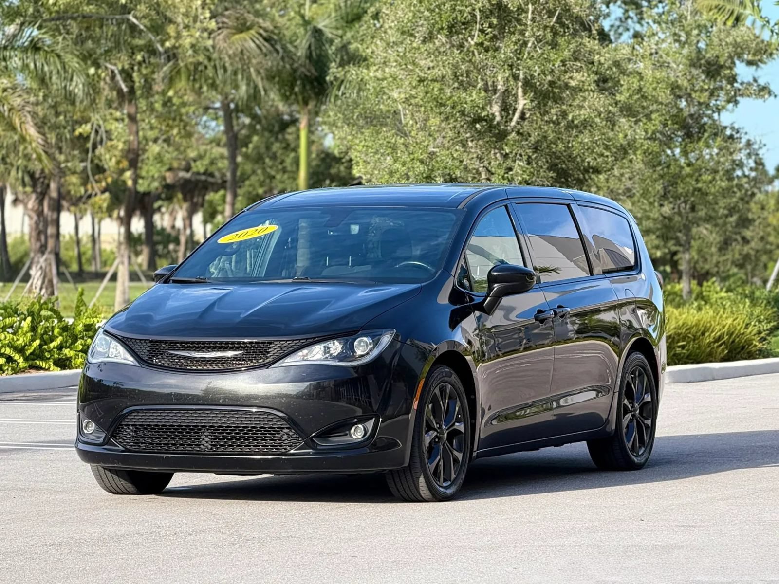 Used 2020 Chrysler Pacifica Touring w/ S Appearance Package FWD image 3