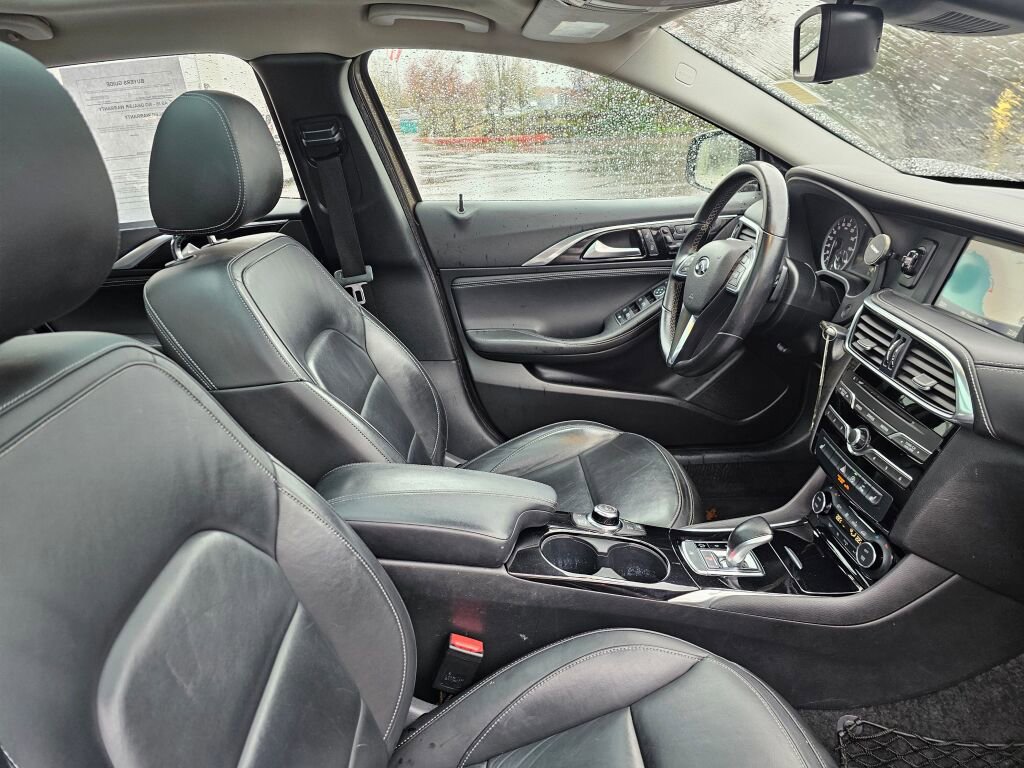 Used 2017 INFINITI QX30 Premium image 11
