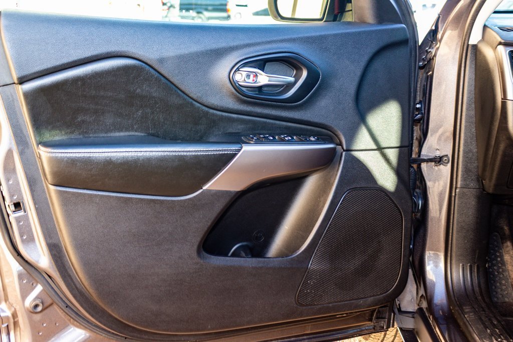 Used 2019 Jeep Cherokee Latitude Plus image 20