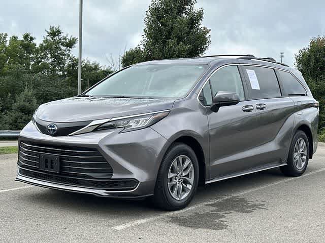 Used 2022 Toyota Sienna LE AWD/4WD image 1