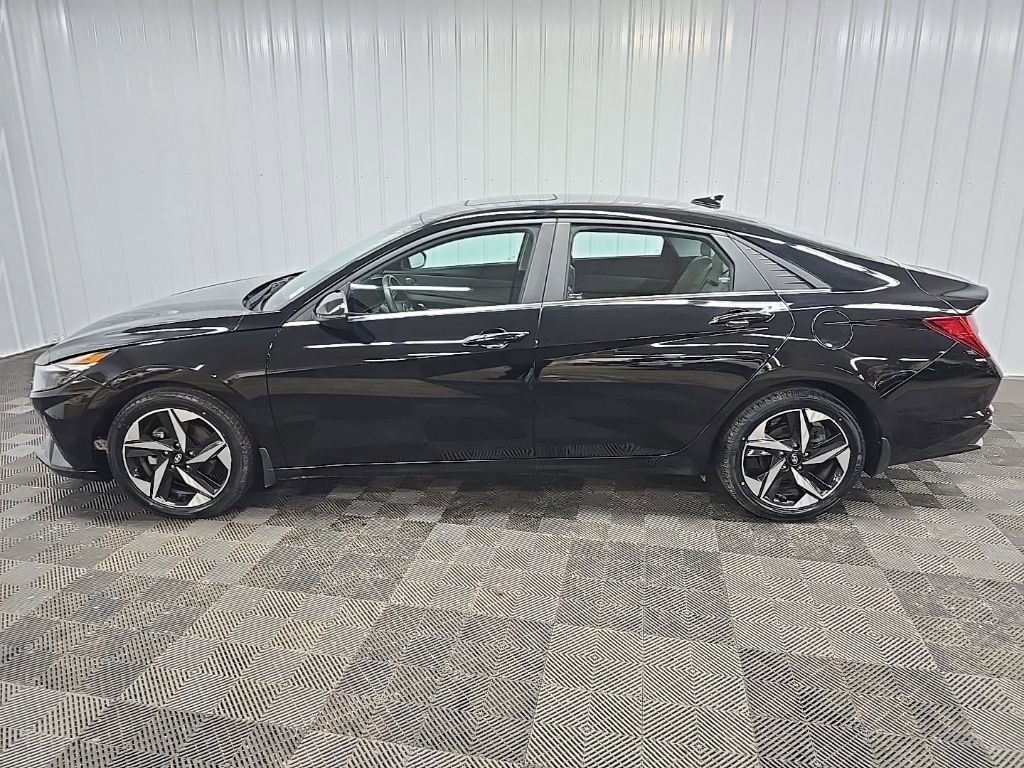 Used 2023 Hyundai Elantra Limited FWD image 30