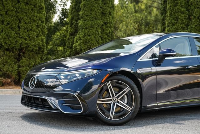 Used 2023 Mercedes-Benz EQS 580 4MATIC Sedan image 3