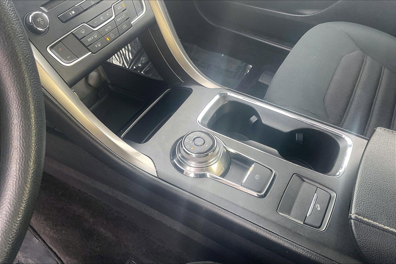 Used 2017 Ford Fusion SE w/ Fusion SE Technology Package image 13