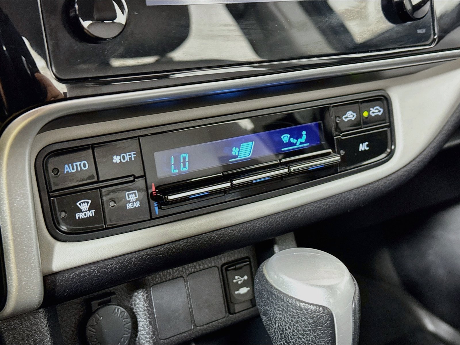 Used 2018 Toyota Corolla LE FWD image 15