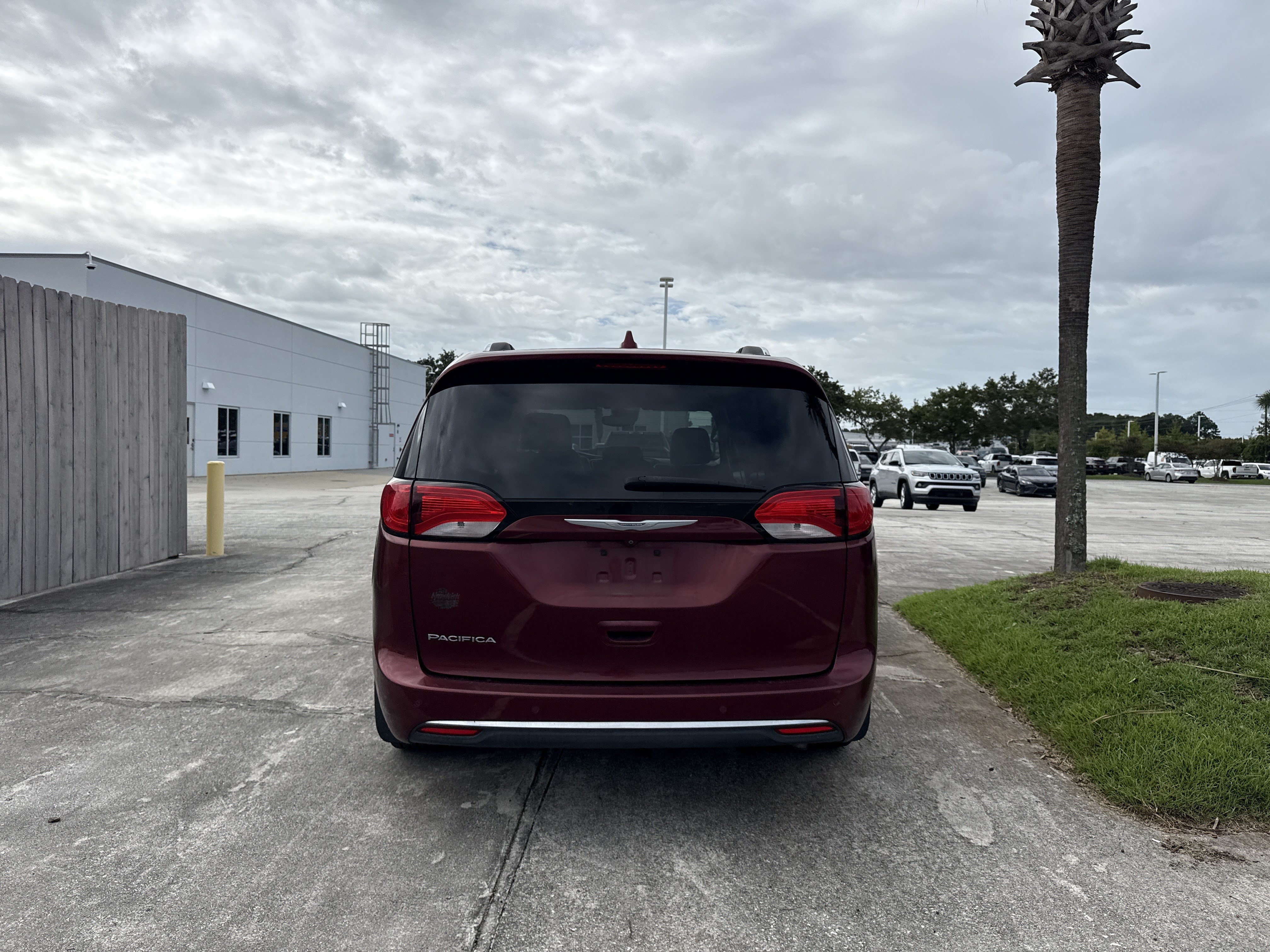 Used 2017 Chrysler Pacifica Touring-L Plus w/ Advanced Safetytec Group FWD image 8