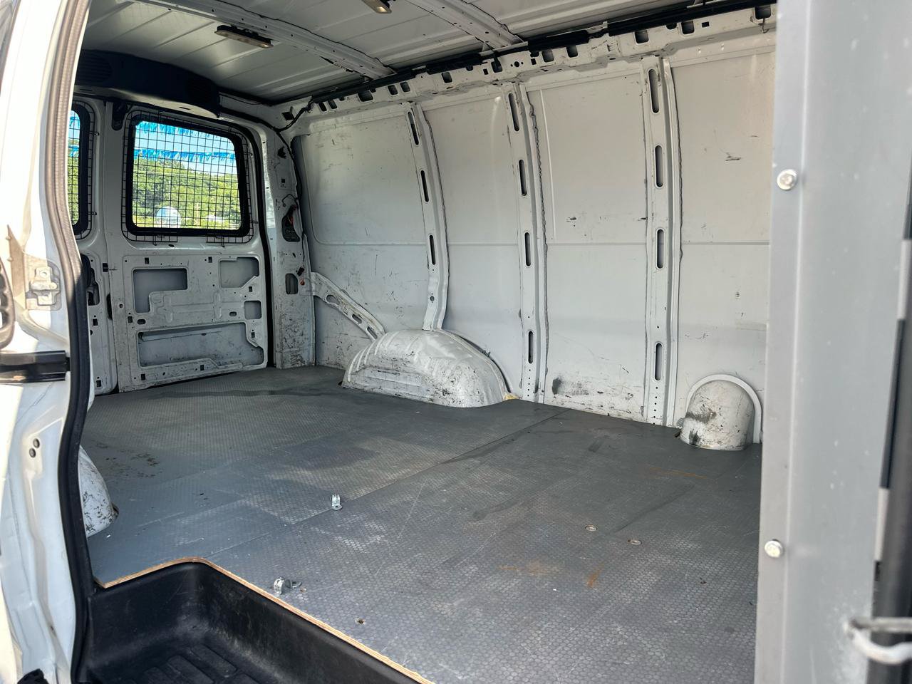 Used 2015 Chevrolet Express 2500 RWD image 14