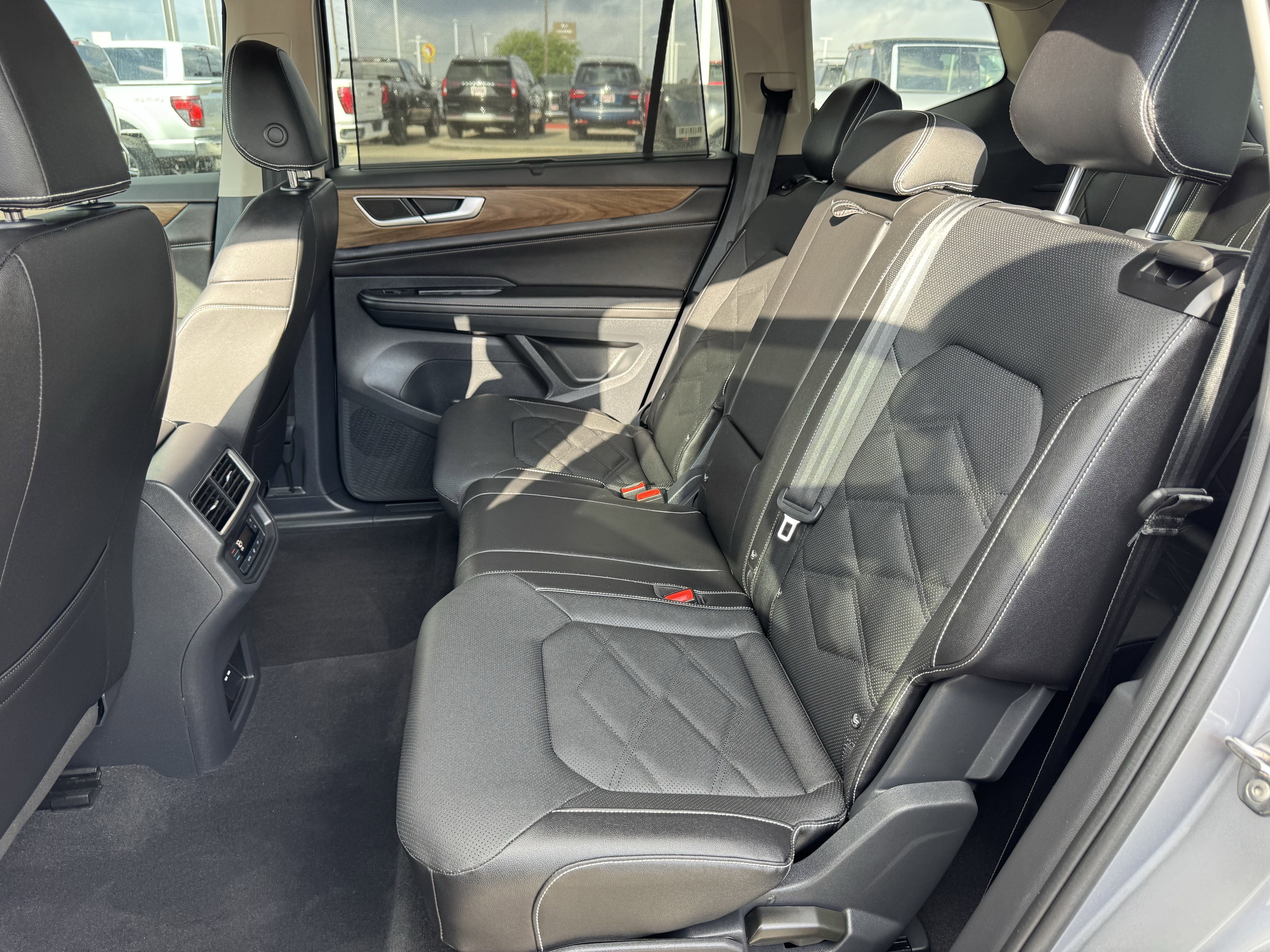 Used 2025 Volkswagen Atlas SE FWD image 29