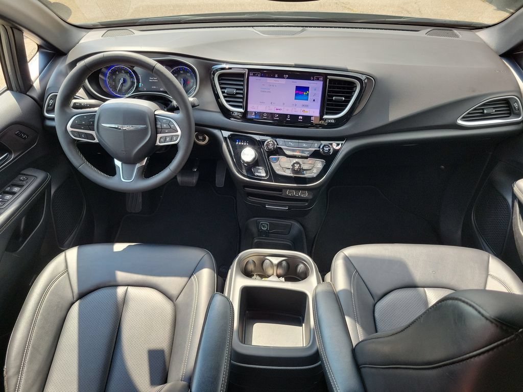 Used 2025 Chrysler Pacifica Select FWD image 9