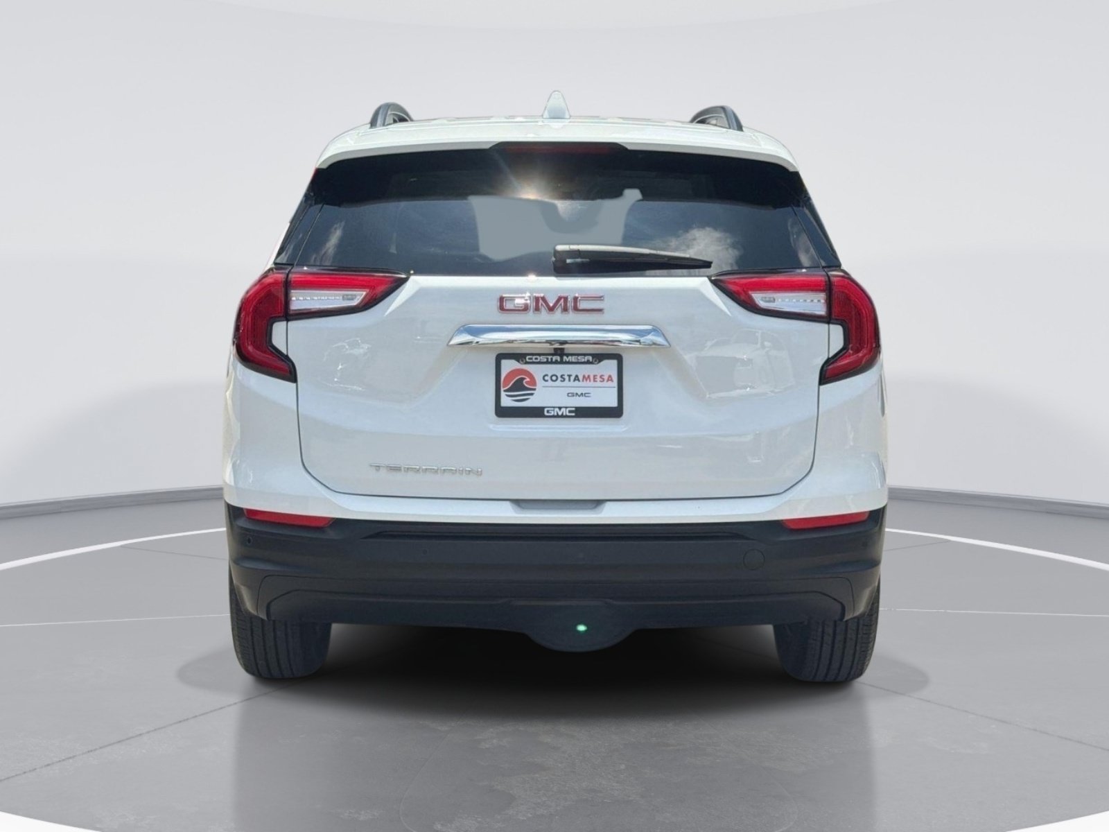 Used 2022 GMC Terrain SLE w/ Driver Convenience Package FWD image 4
