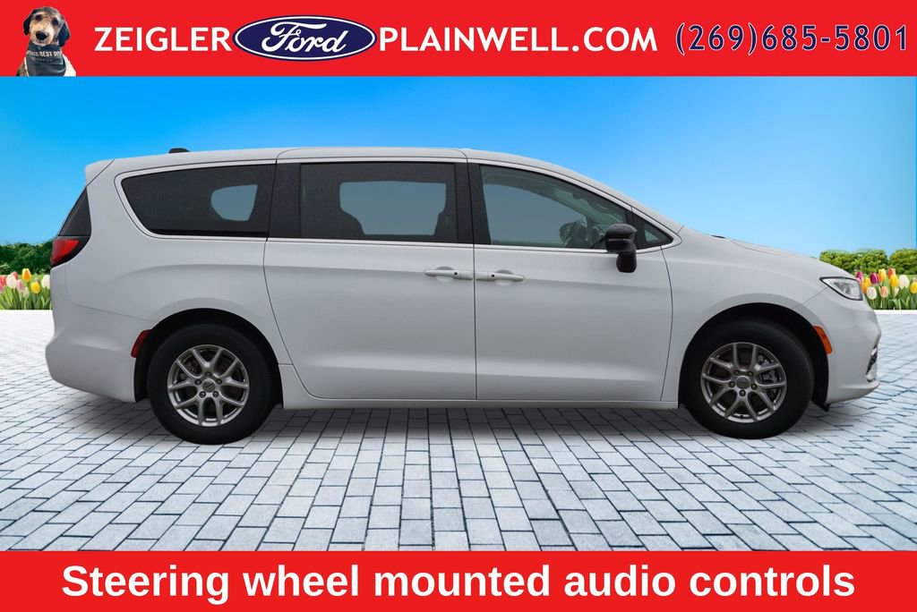 Used 2023 Chrysler Pacifica Touring-L FWD image 6