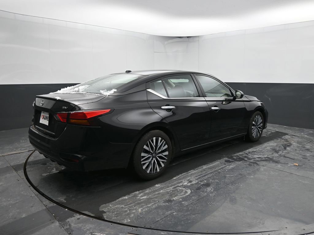 Used 2024 Nissan Altima 2.5 SV FWD image 14