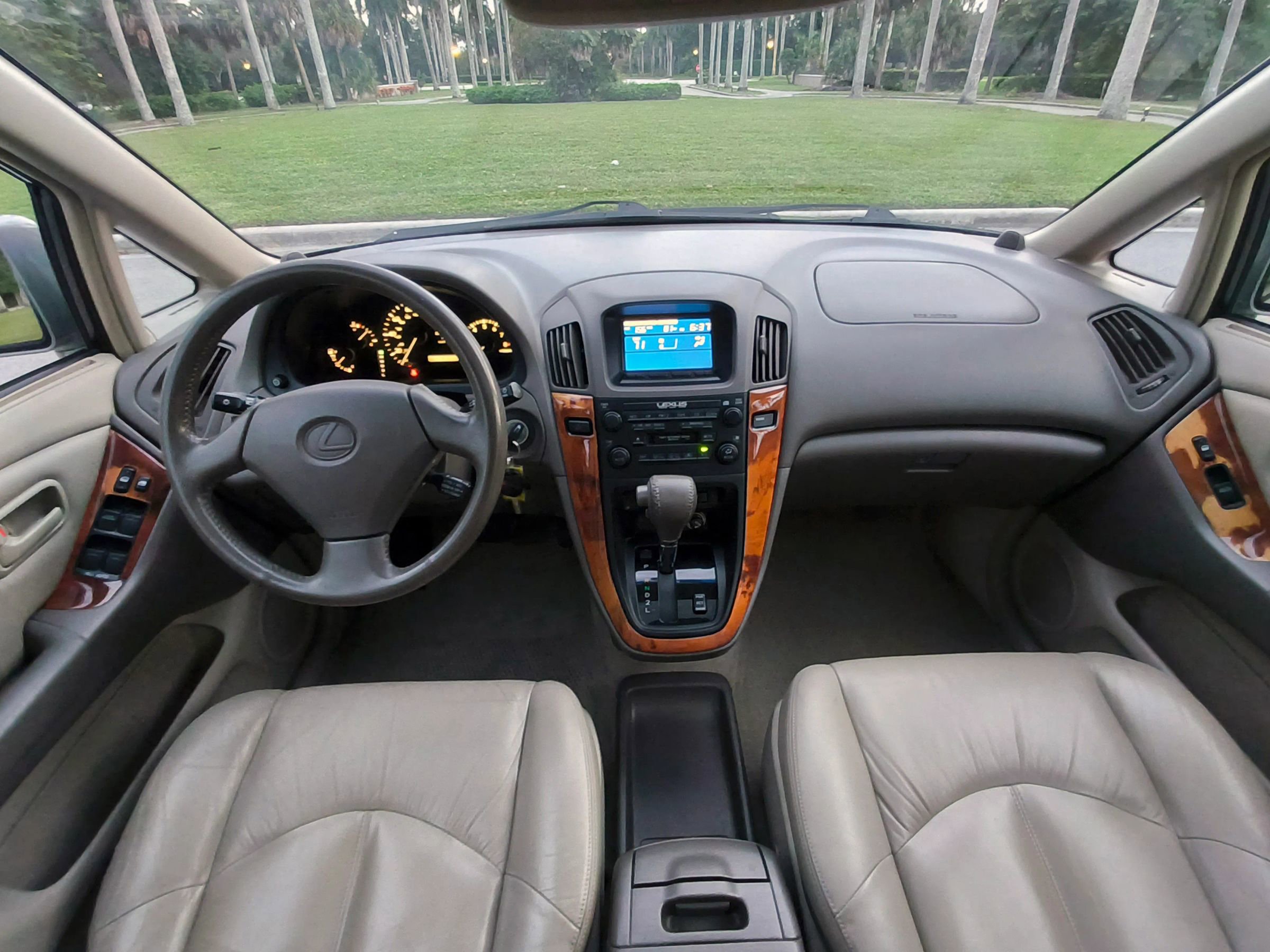 Used 2000 Lexus RX 300 4WD w/ Premium Pkg image 18