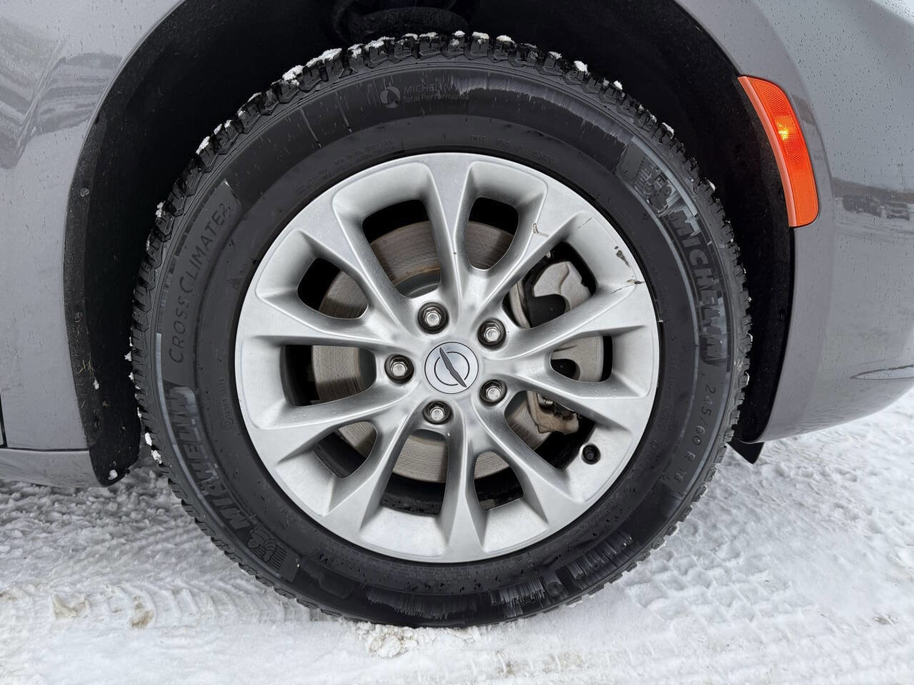 Used 2023 Chrysler Pacifica Touring-L image 11