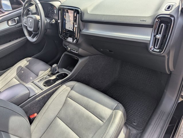 Used 2021 Volvo XC40 T4 Momentum w/ Premium Package FWD image 21