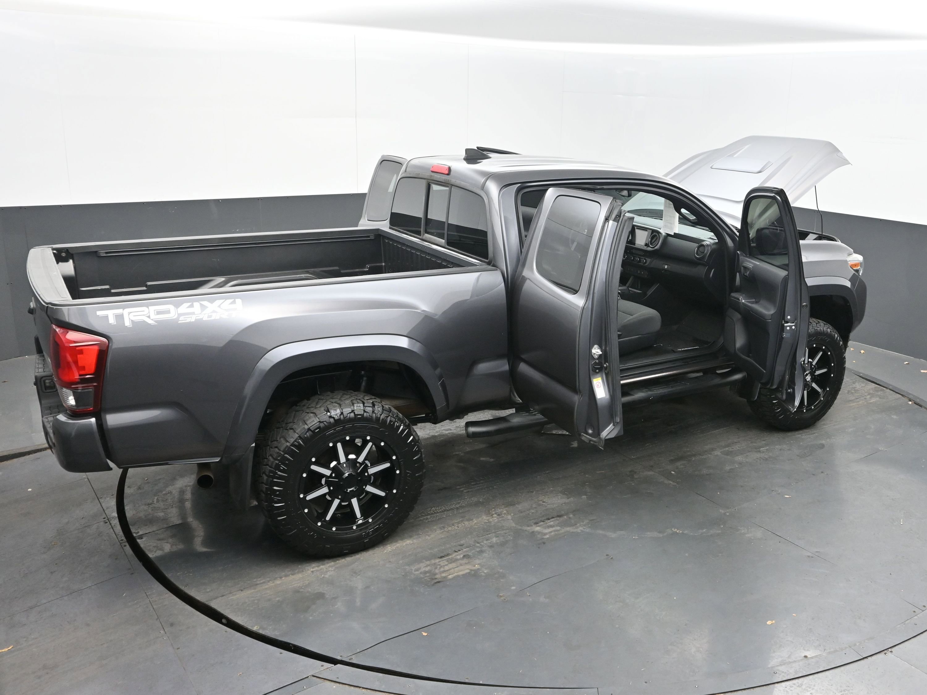 Used 2019 Toyota Tacoma TRD Sport w/ Technology Package image 40