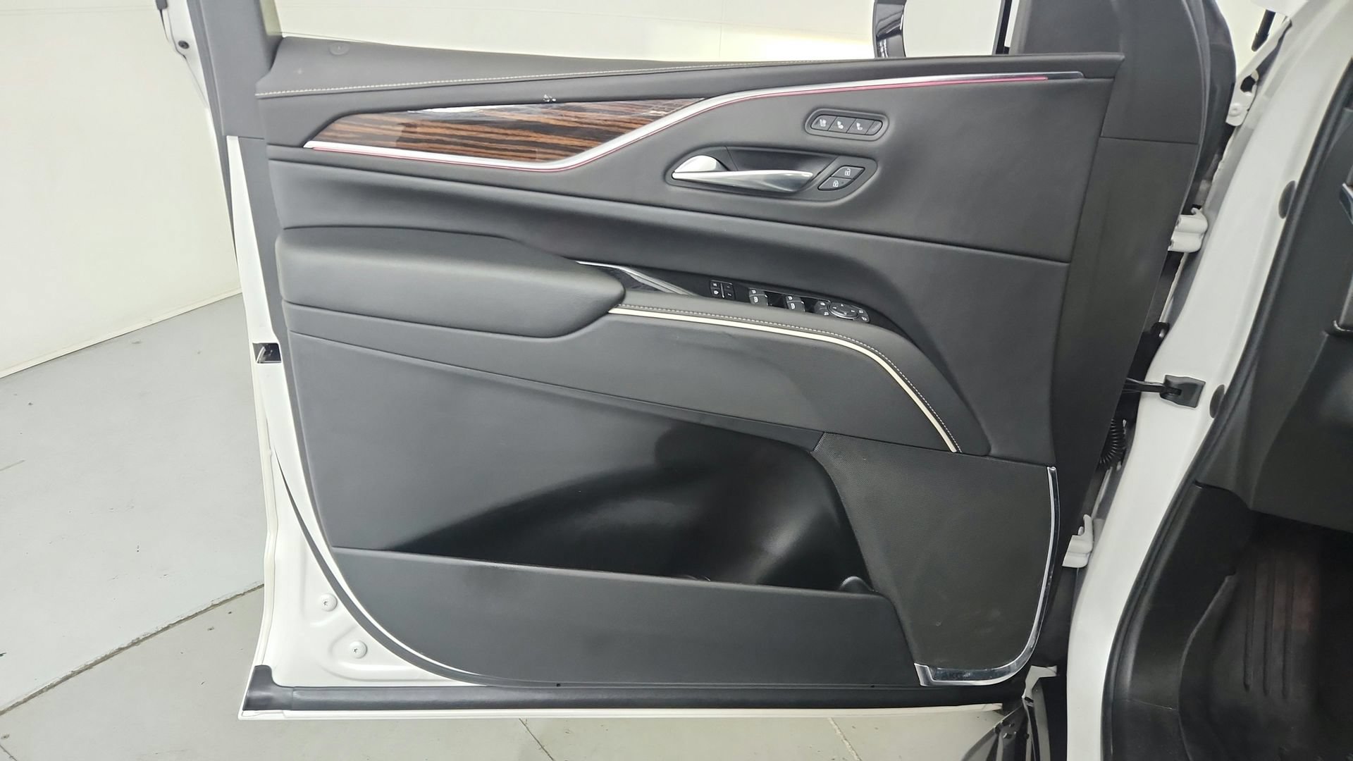Certified 2022 Cadillac Escalade Premium Luxury AWD/4WD image 16