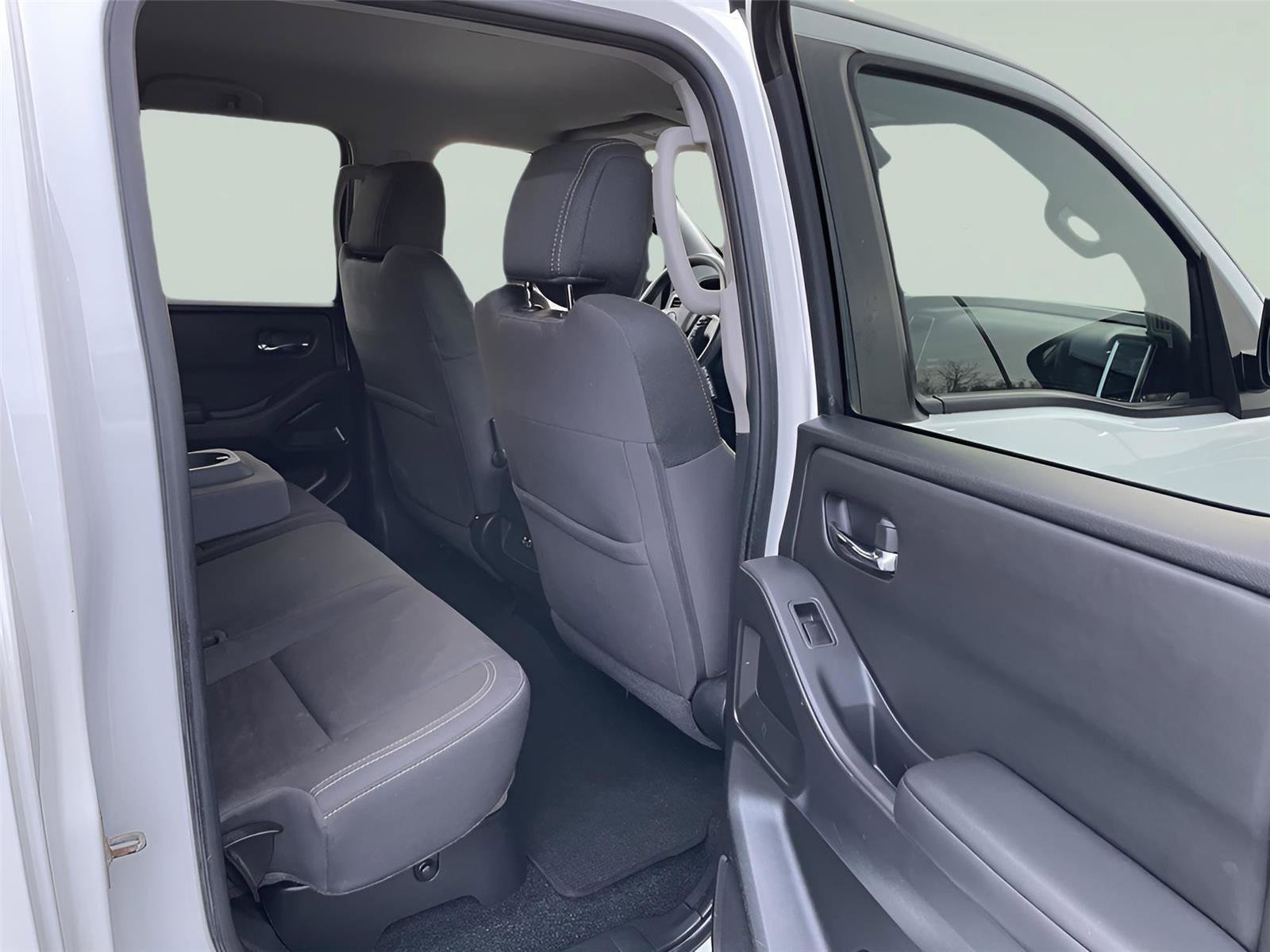 Used 2022 Nissan Frontier SV w/ Technology Package image 18