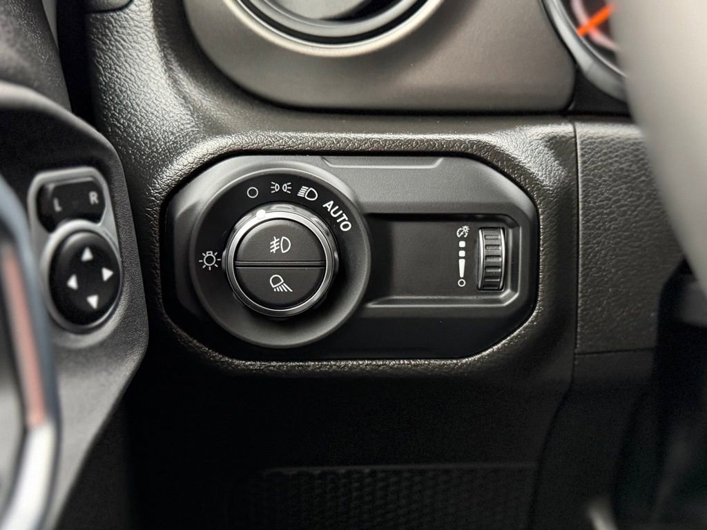 Used 2023 Jeep Gladiator Willys image 22