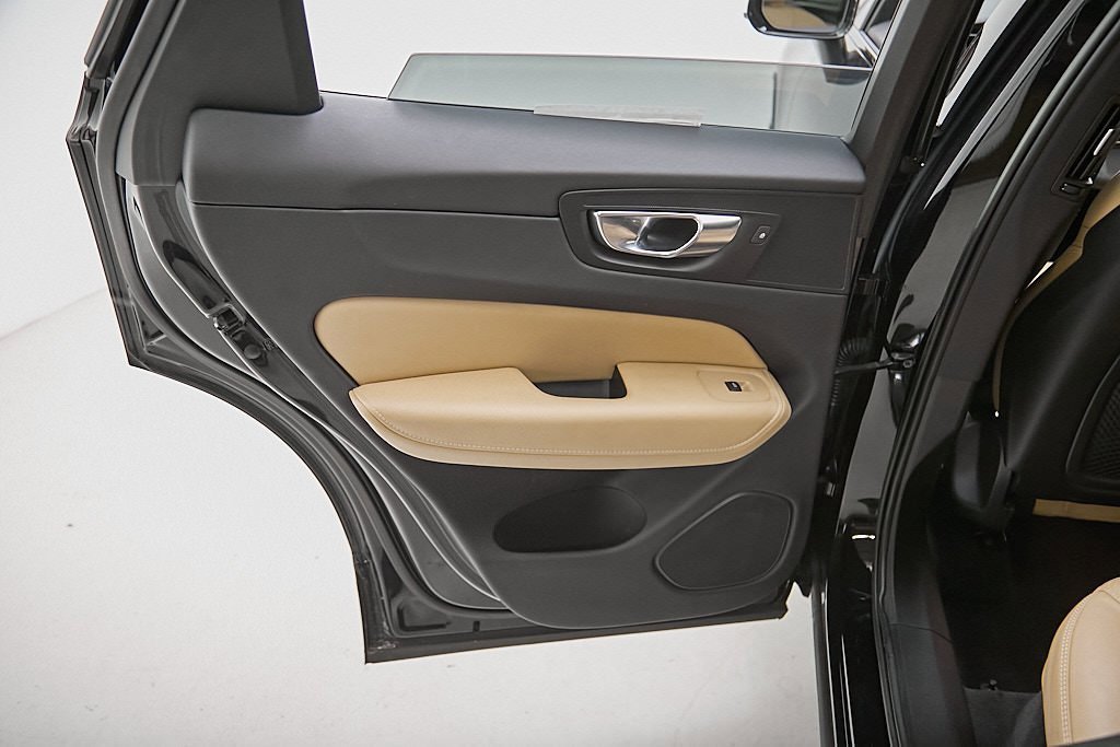 Certified 2023 Volvo XC60 B5 Ultimate w/ Protection Package Premier image 18