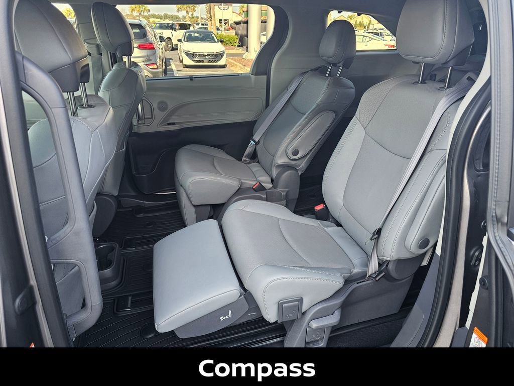 Used 2021 Toyota Sienna Limited image 16