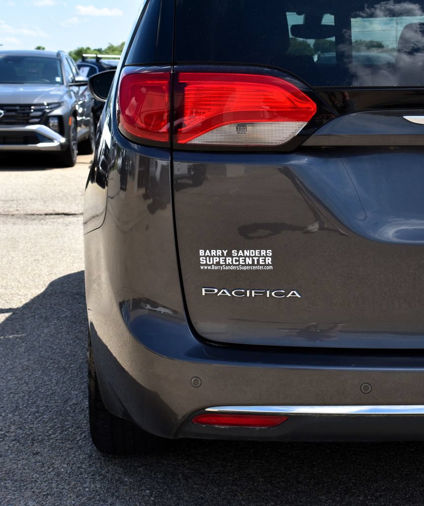 Used 2020 Chrysler Pacifica Limited FWD image 11