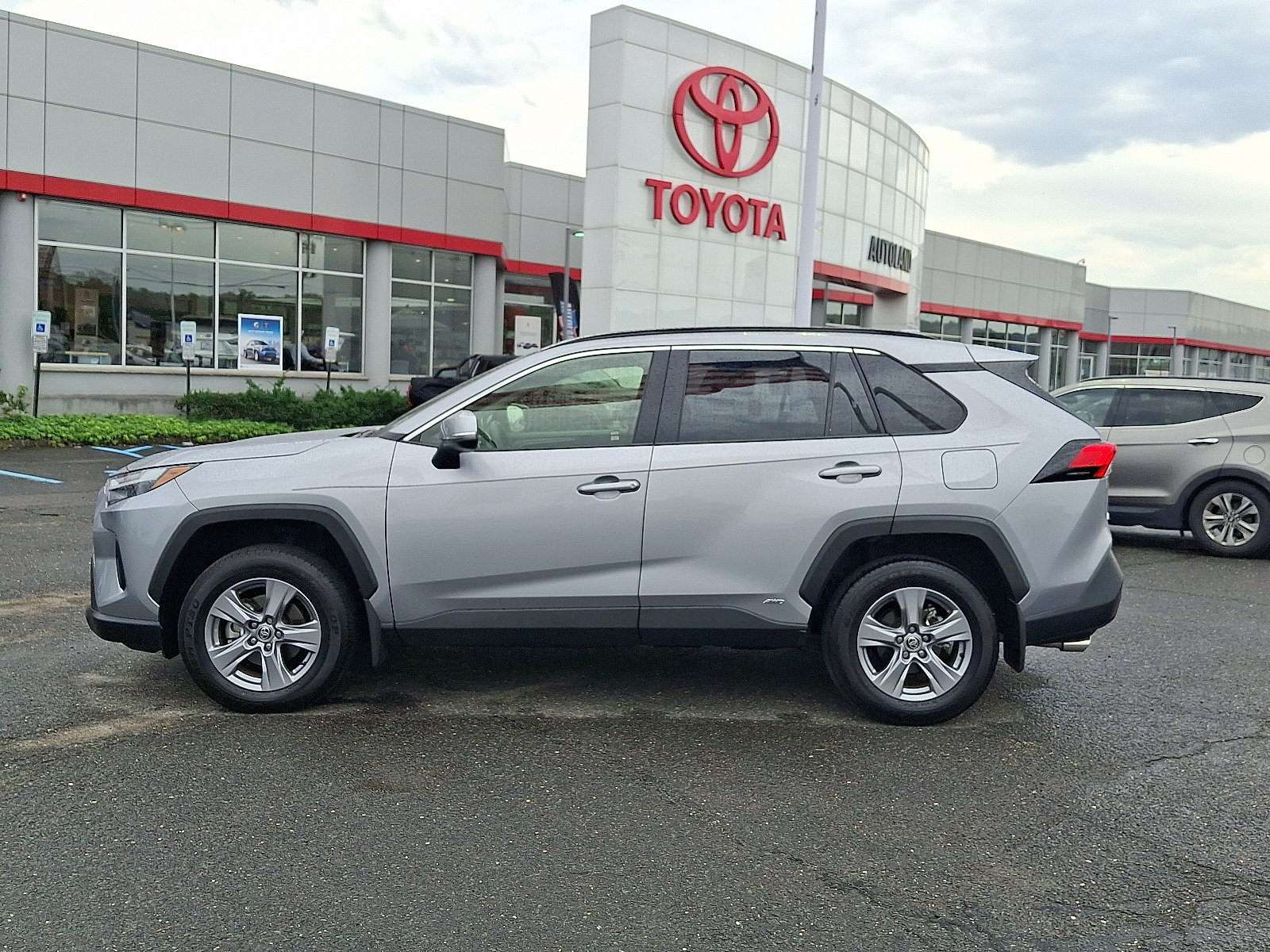 Certified 2025 Toyota RAV4 LE AWD/4WD image 4