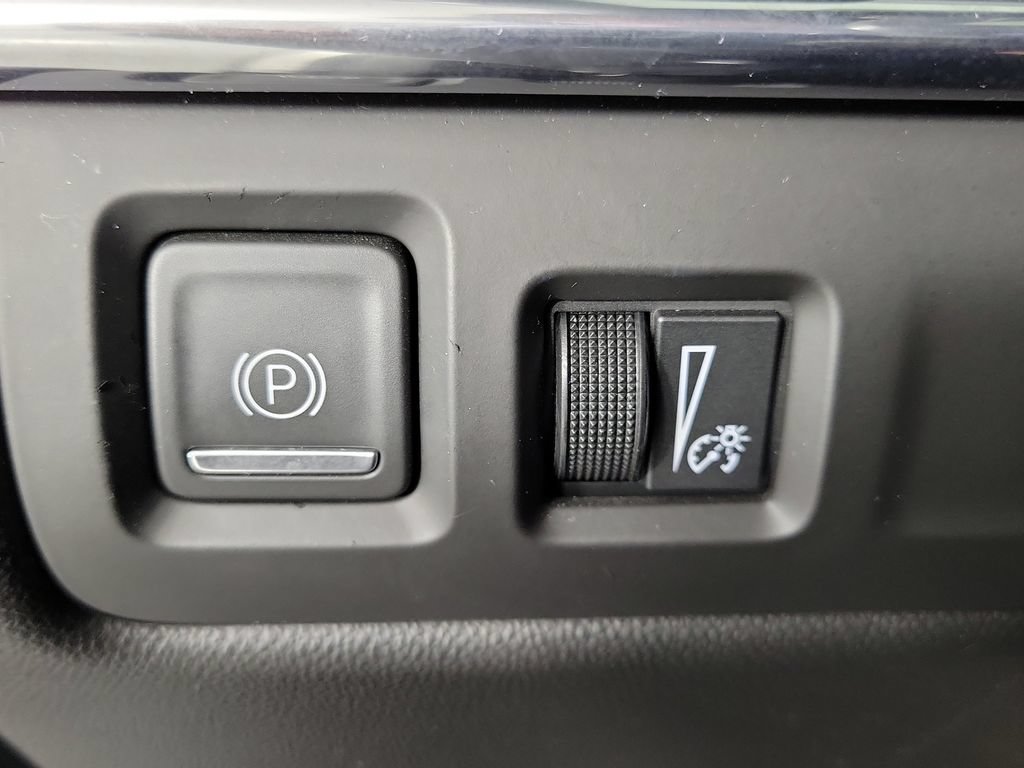 Used 2021 Cadillac XT4 Premium Luxury w/ Driver Awareness Package FWD image 31
