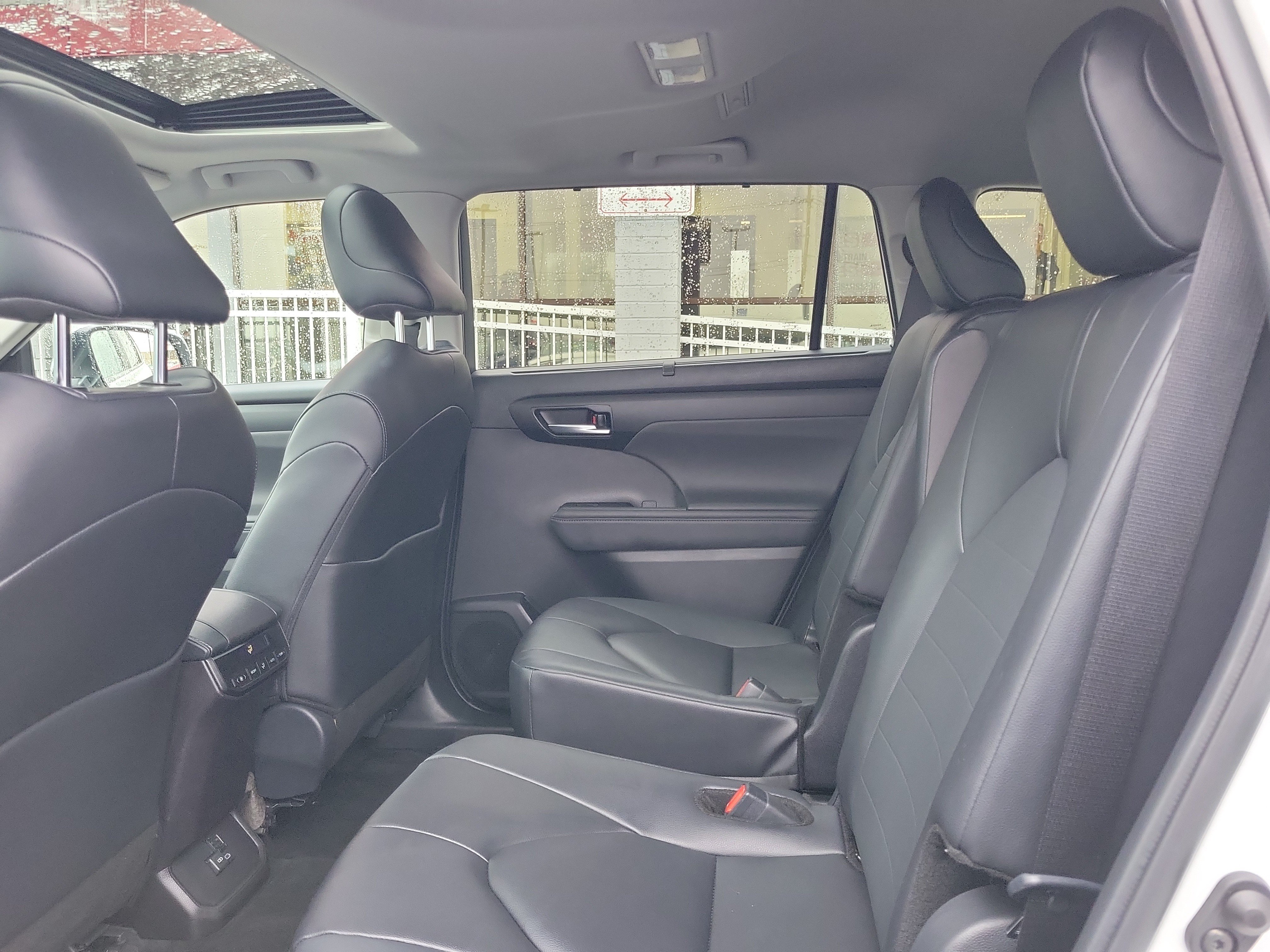 Used 2026 Toyota Highlander XLE AWD/4WD image 11
