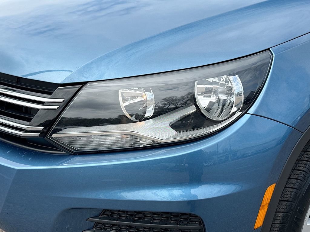 Used 2017 Volkswagen Tiguan S image 9