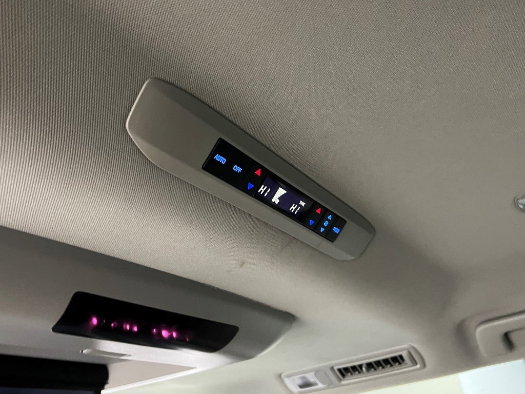 Used 2023 Toyota Sienna Limited image 27
