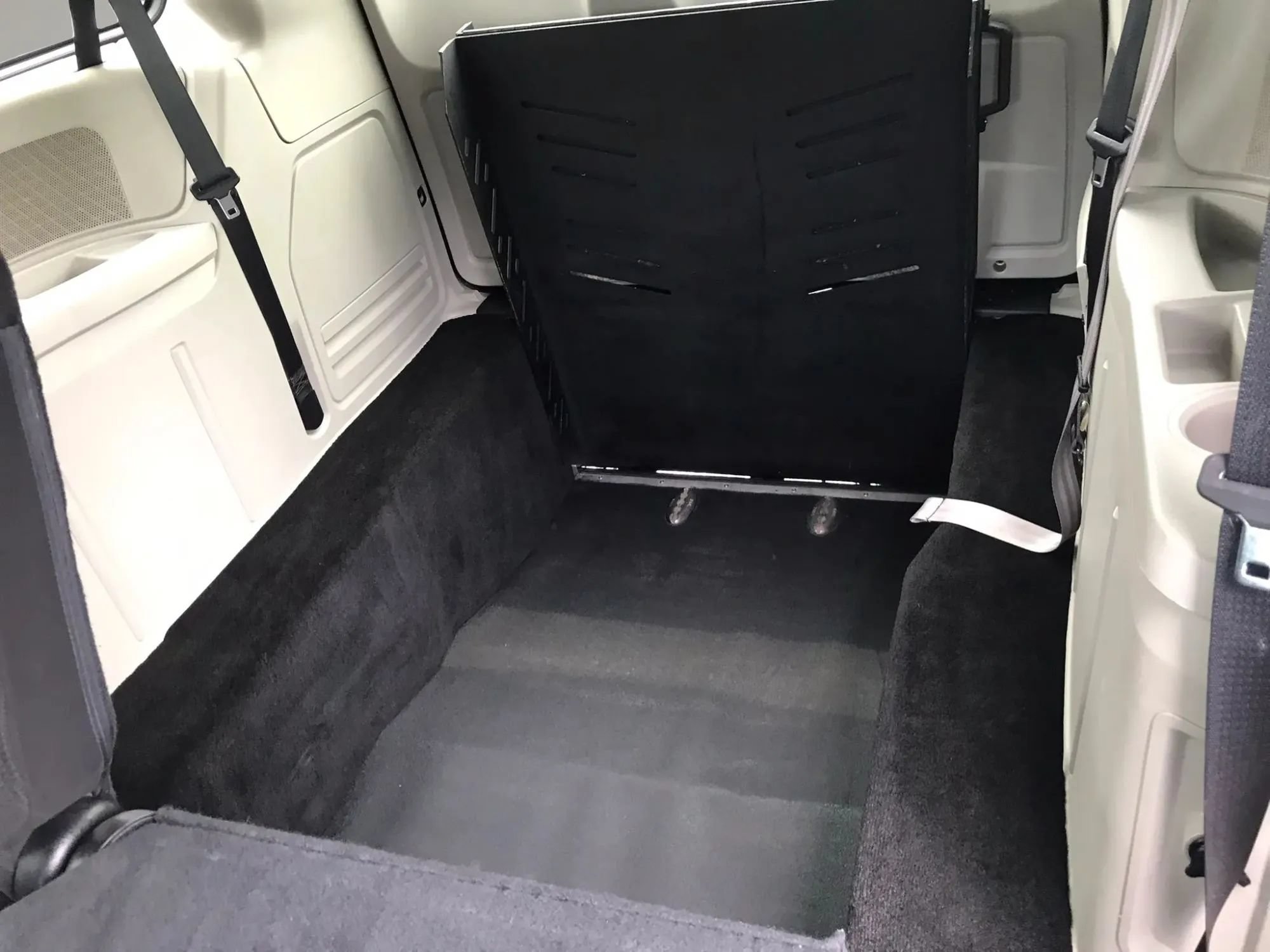 Used 2014 Dodge Grand Caravan SE w/ Quick Order Package 29E SE FWD image 4