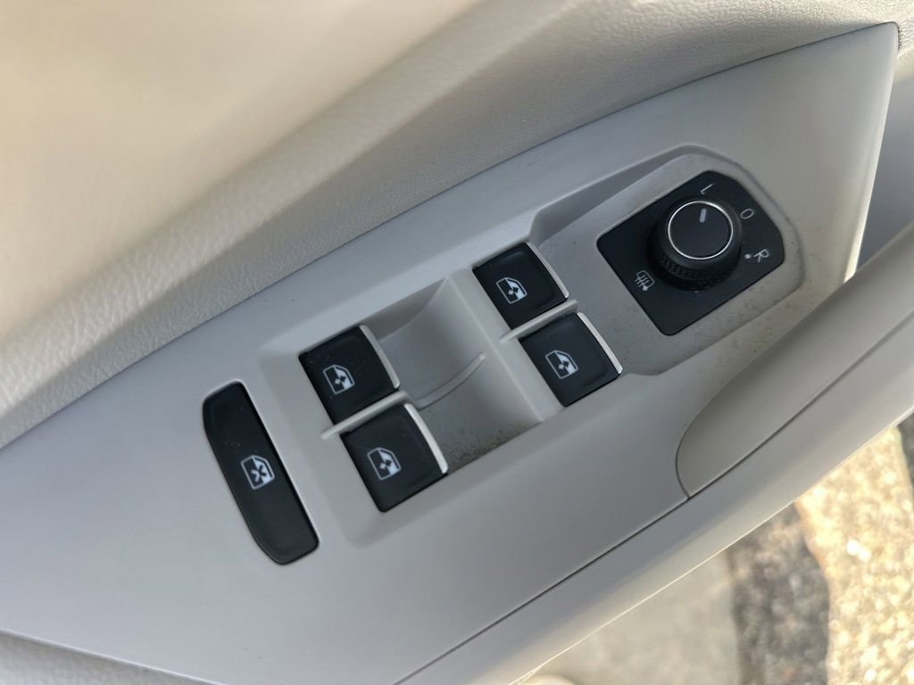 Used 2023 Volkswagen Jetta SE FWD image 15