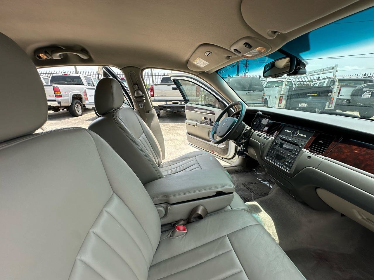 Used 2006 Lincoln Town Car Signature RWD image 50