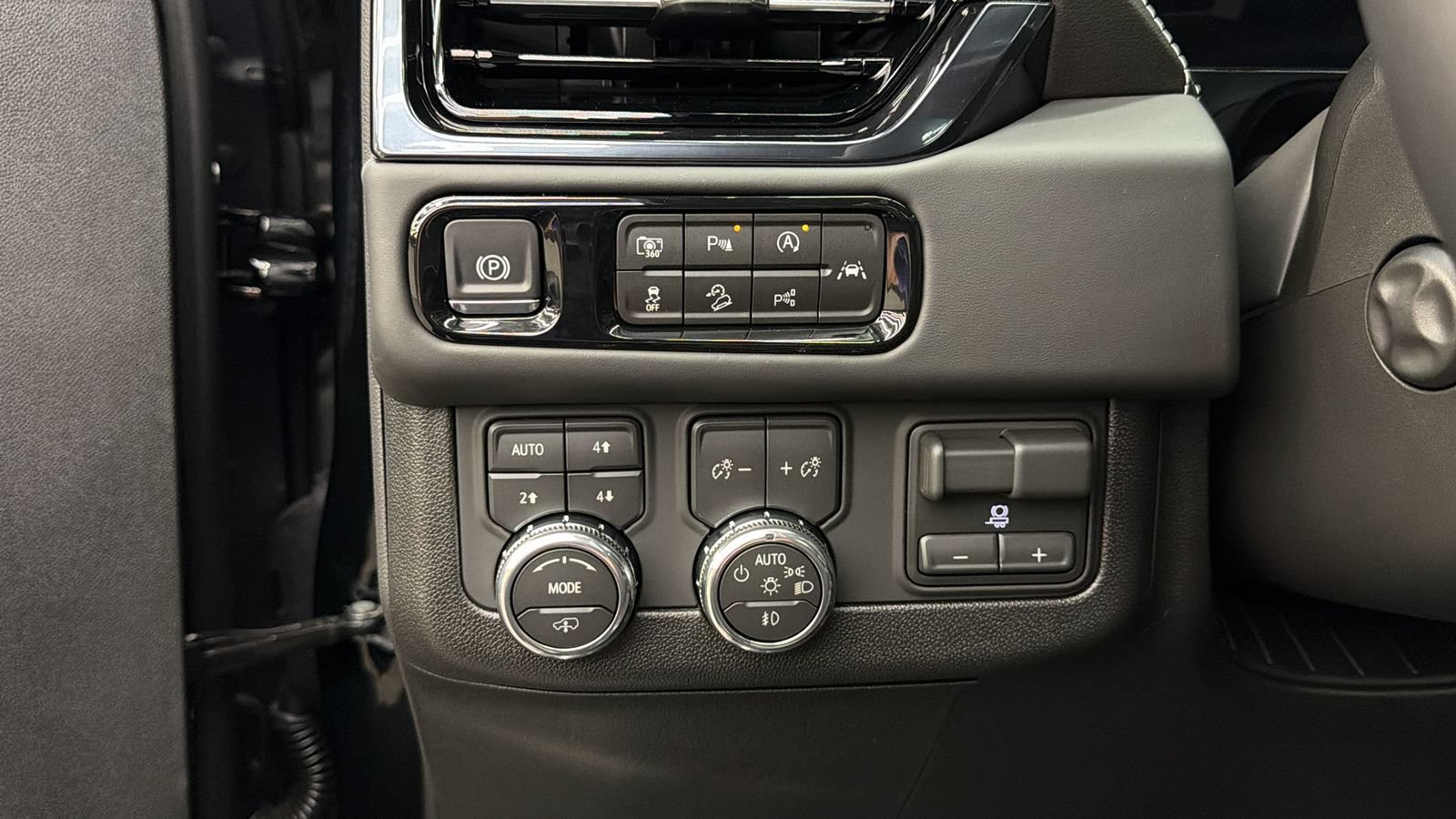 Used 2026 GMC Yukon AT4 Ultimate w/ LPO, Floor Liner Package AWD/4WD image 26