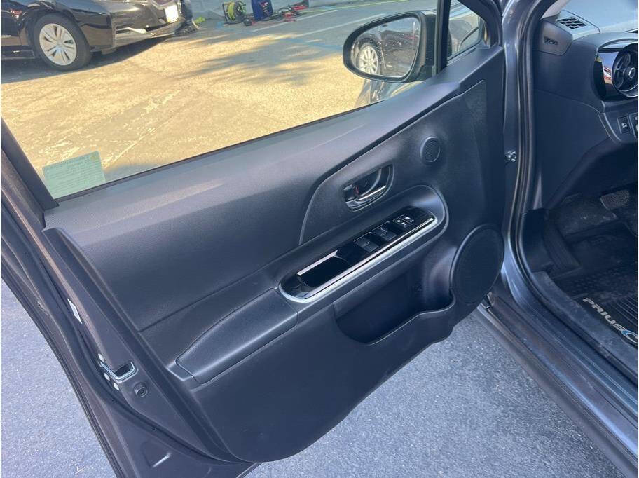 Used 2018 Toyota Prius C Two image 7