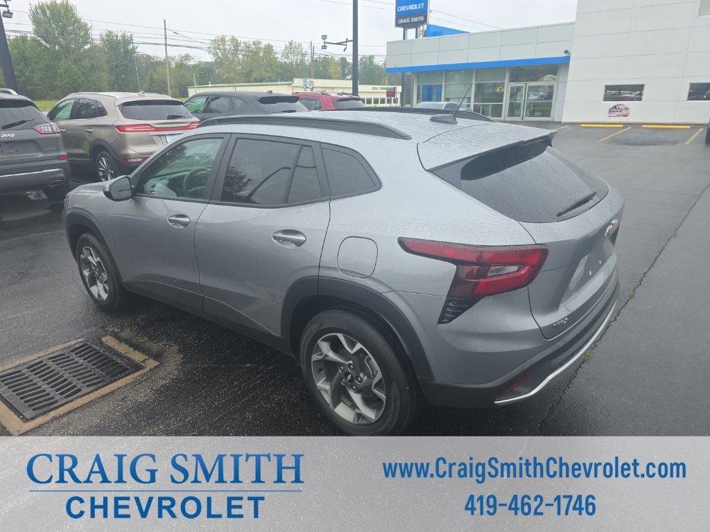 Used 2025 Chevrolet Trax LT FWD image 3