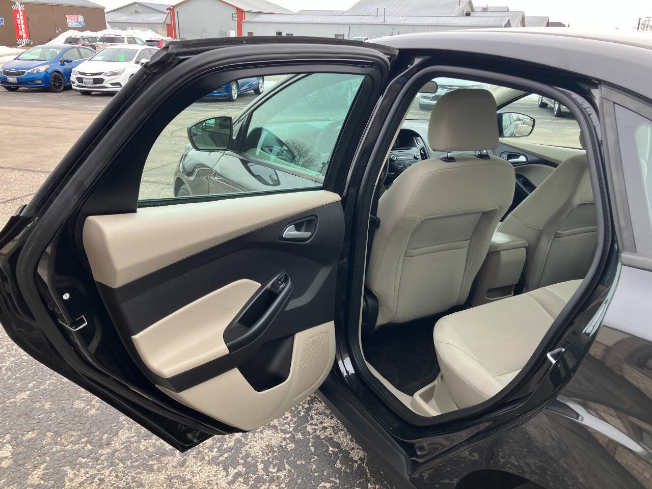 Used 2015 Ford Focus SE FWD image 11