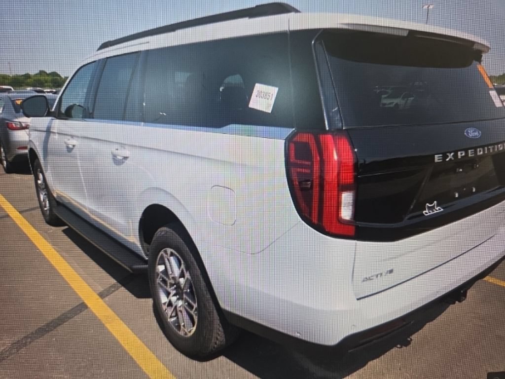Used 2025 Ford Expedition Max Active AWD/4WD image 3