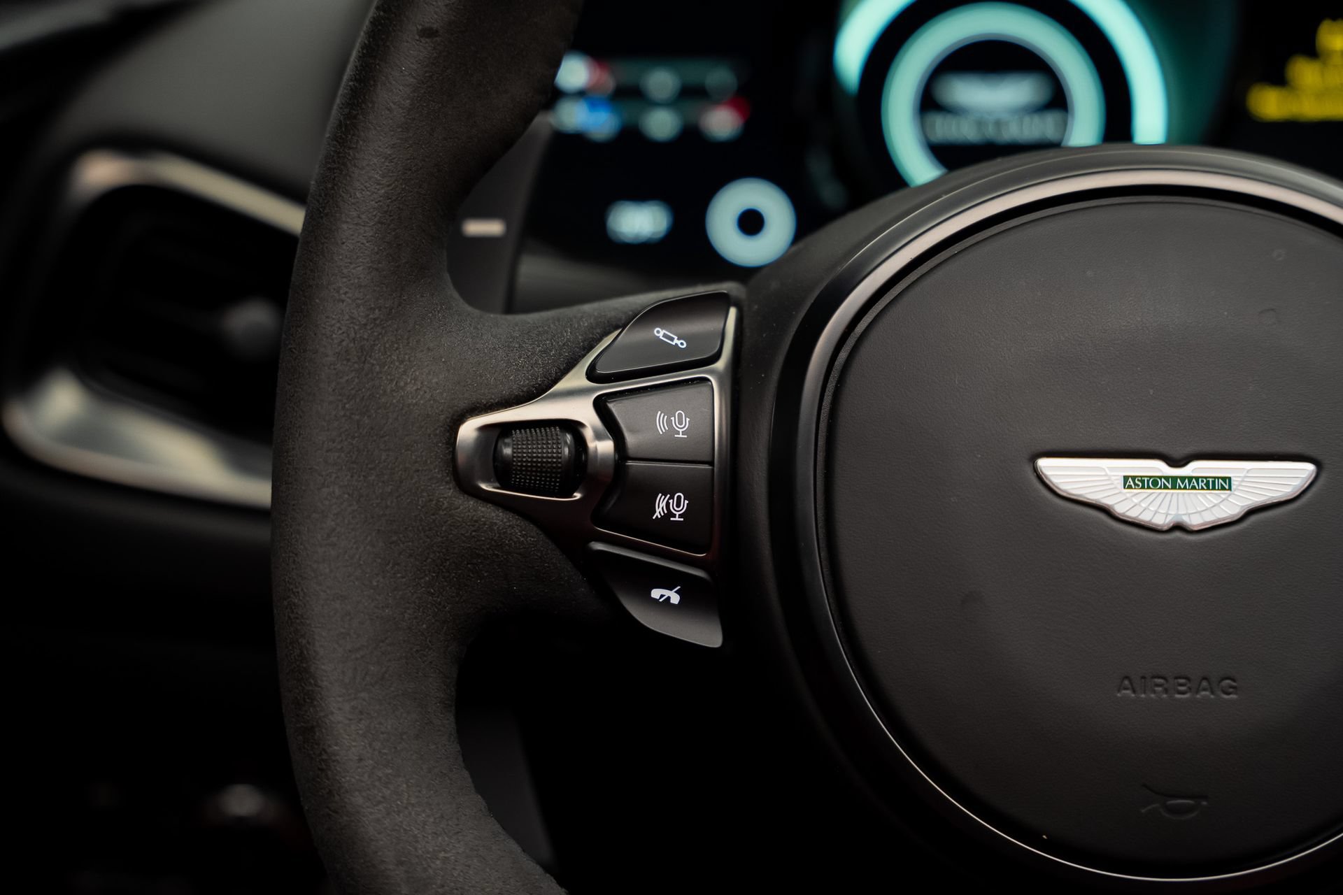 Used 2023 Aston Martin V8 Vantage Roadster RWD image 44