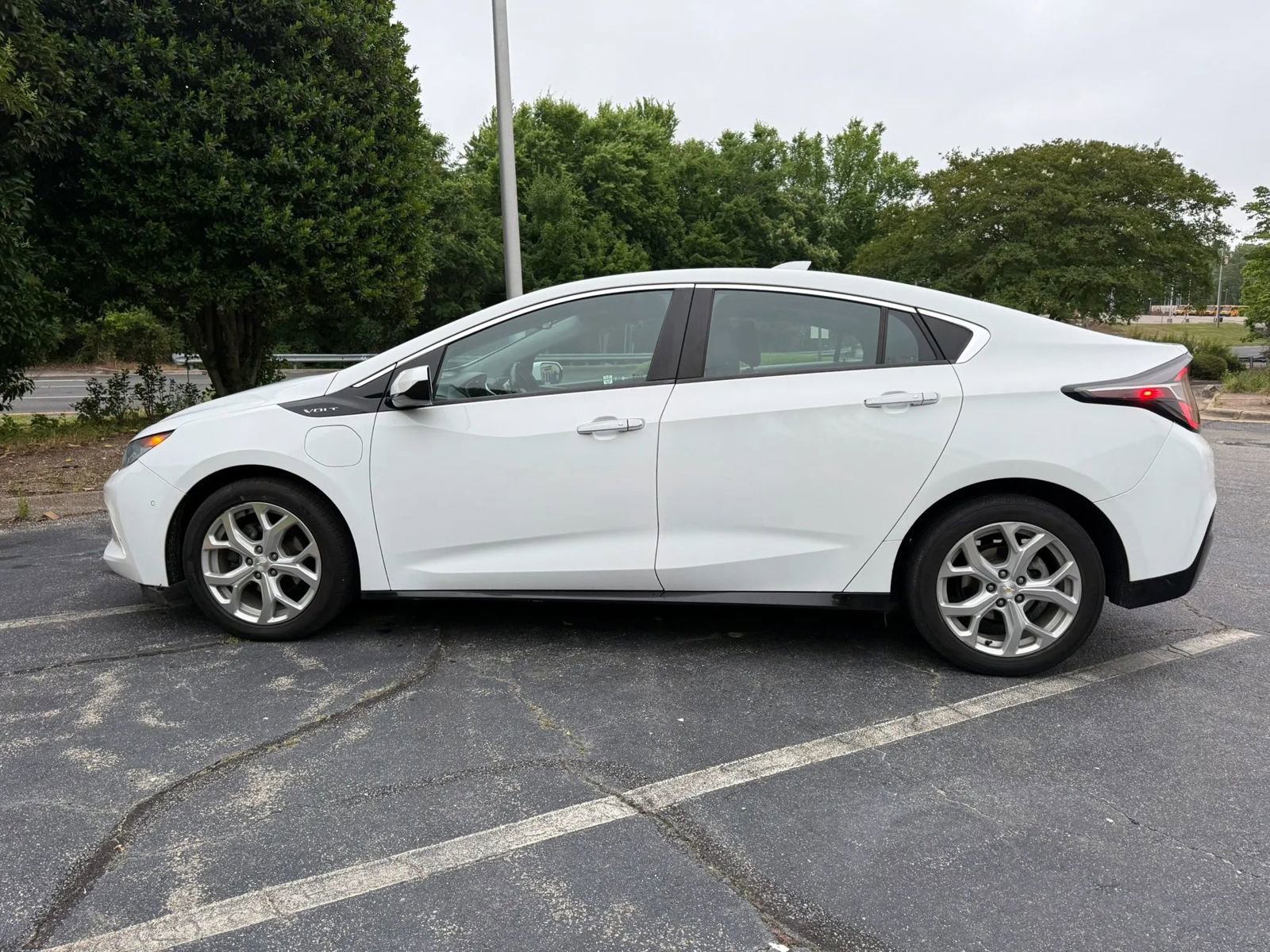 Used 2017 Chevrolet Volt Premier w/ Driver Confidence II Package FWD image 5