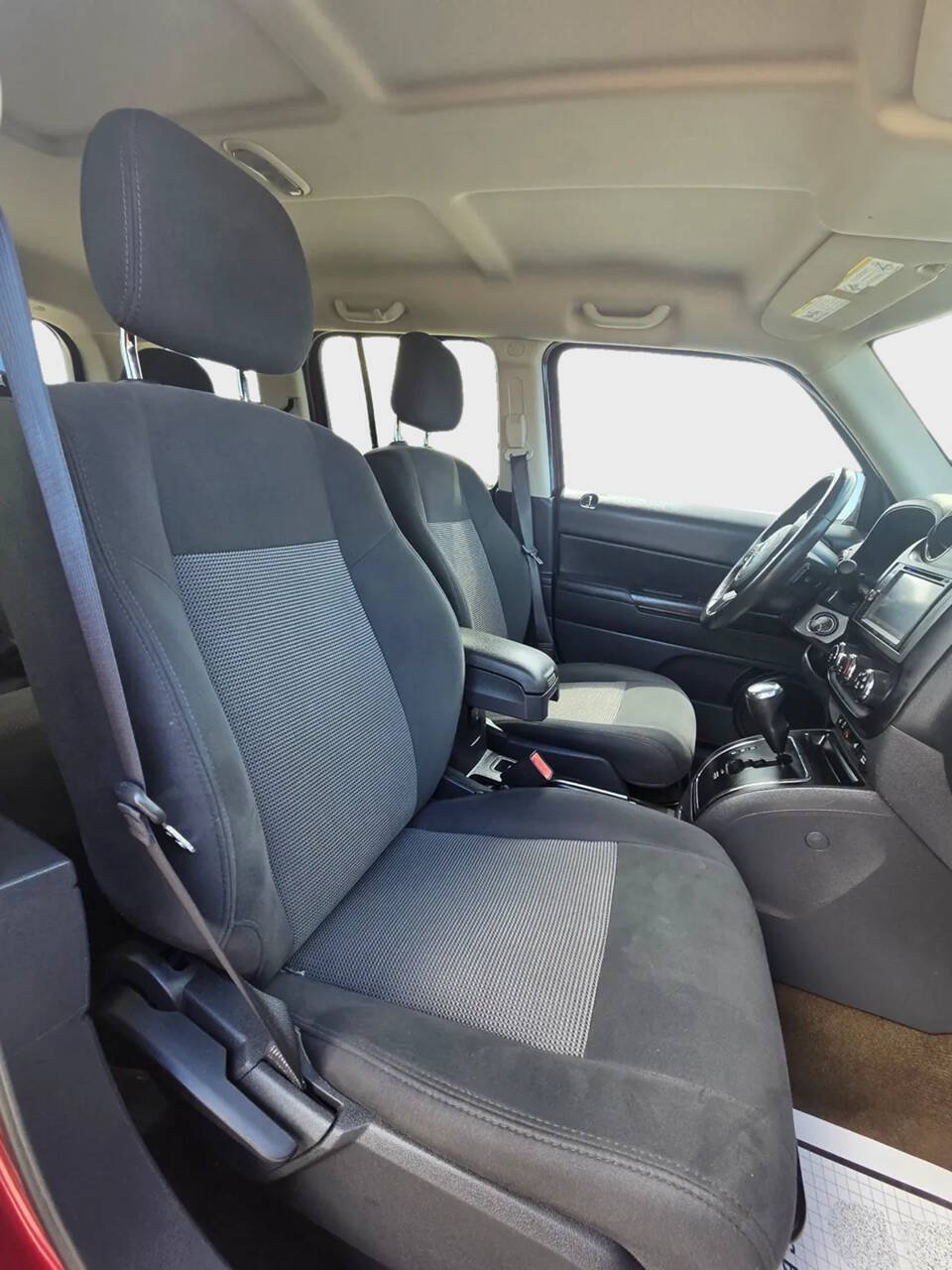 Used 2017 Jeep Patriot Latitude FWD image 11