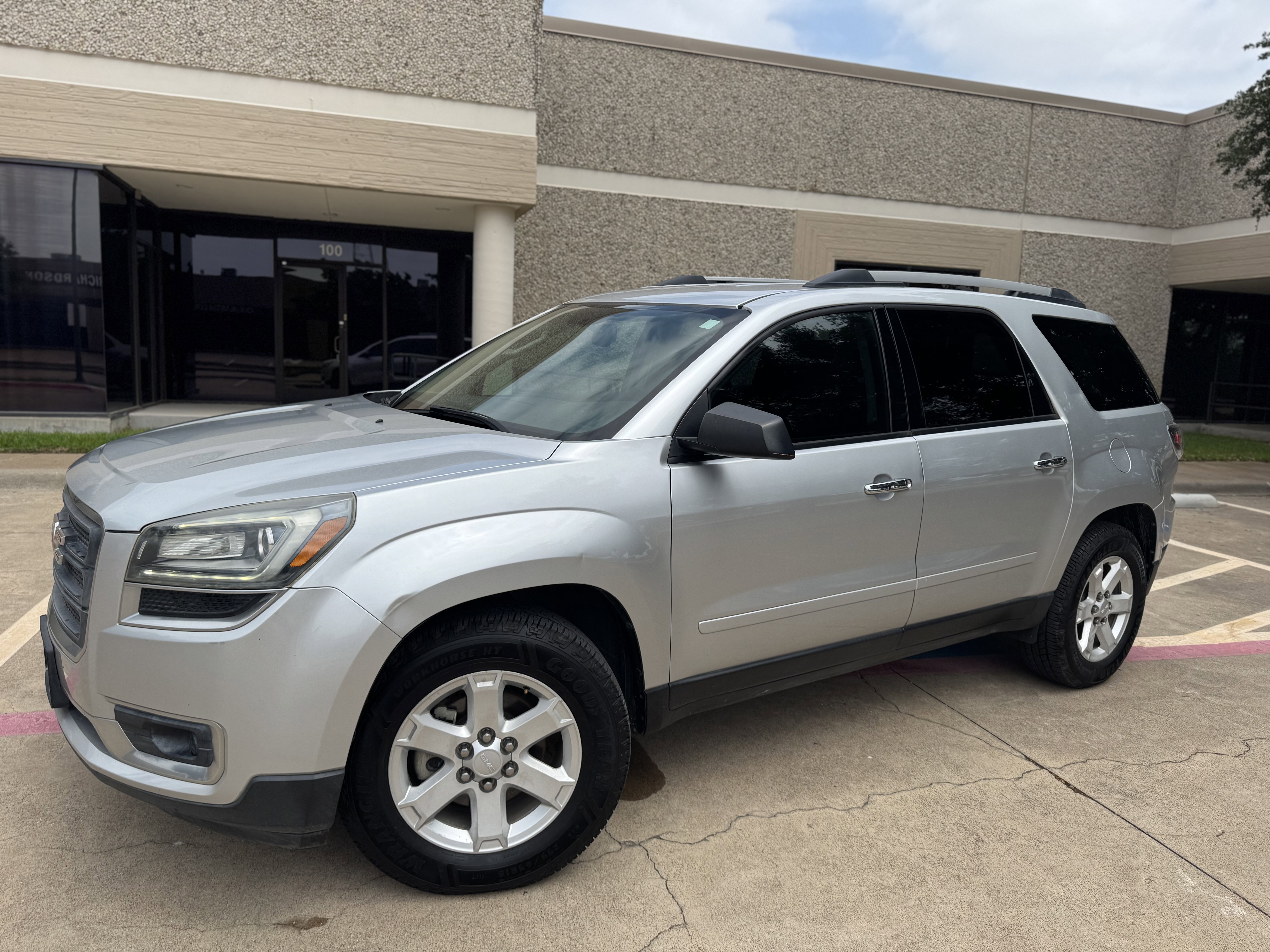 Used 2015 GMC Acadia SLE FWD image 2