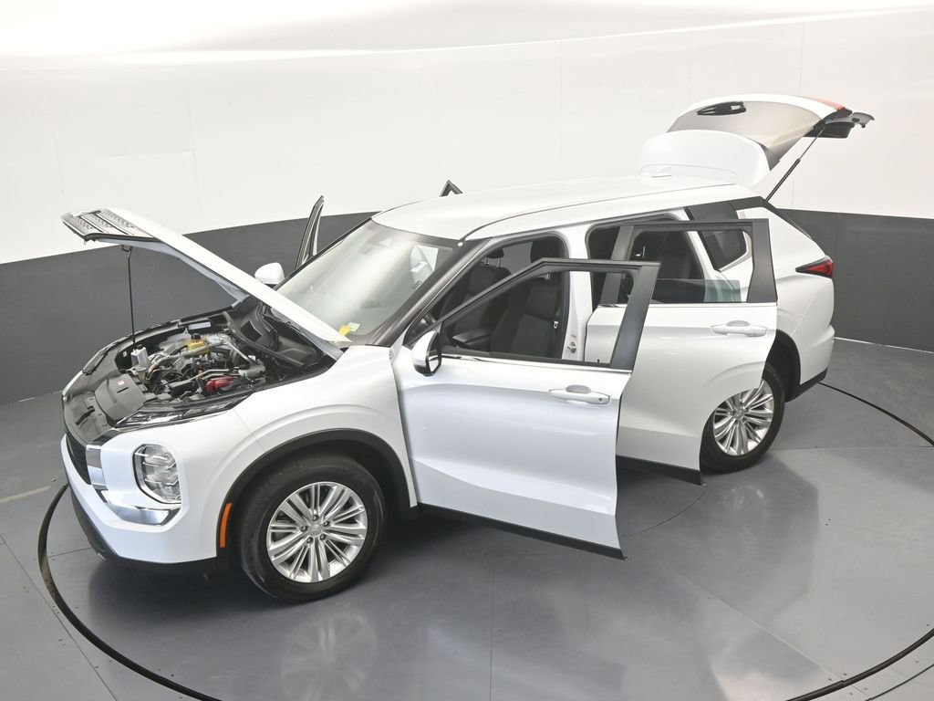 Used 2023 Mitsubishi Outlander ES image 64