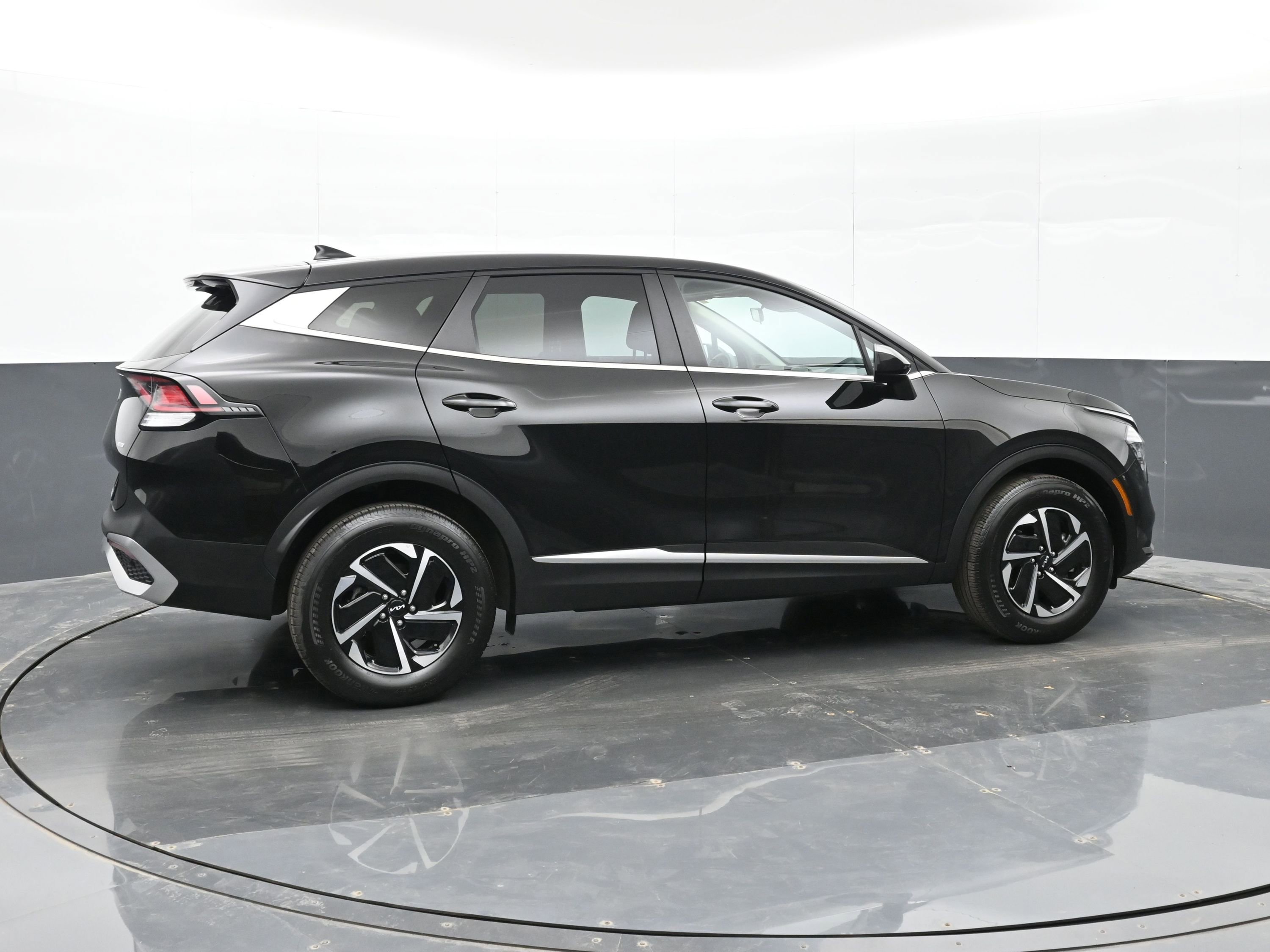 Used 2025 Kia Sportage LX image 9