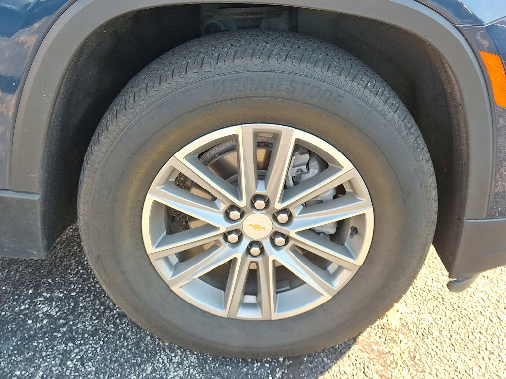 Used 2023 Chevrolet Traverse LT image 9