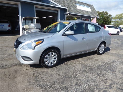 Used 2019 Nissan Versa SV image 3
