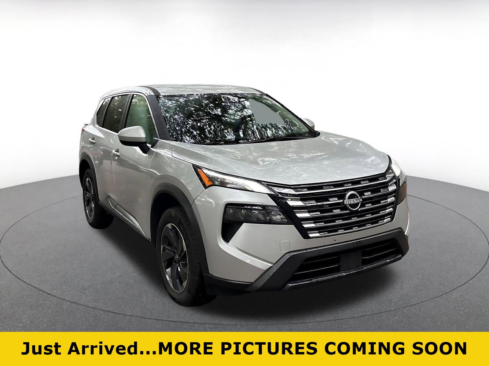 Used 2025 Nissan Rogue SV FWD image 1